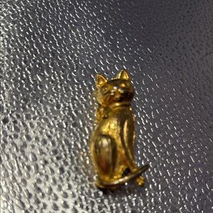 Vintage Crown Trifari sitting Persian Cat Gold tone Brooch